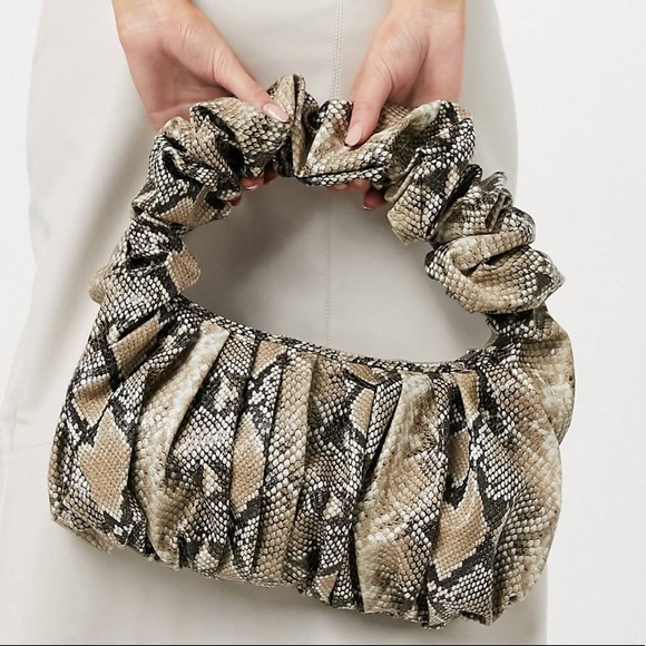 ASOS DESIGN Super Ruched Snake Print Bag - Picture 2 of 4